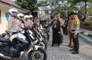 Kapolres Demak AKBP Samel, meninjau kesiapan kendaraan dan personil dalam Operasi Patuh Candi, di Lapangan Wicaksana Laghawa Polres Demak, Senin (26/10/2026).