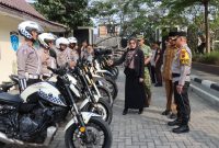 Kapolres Demak AKBP Samel, meninjau kesiapan kendaraan dan personil dalam Operasi Patuh Candi, di Lapangan Wicaksana Laghawa Polres Demak, Senin (26/10/2026).