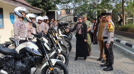 Kapolres Demak AKBP Samel, meninjau kesiapan kendaraan dan personil dalam Operasi Patuh Candi, di Lapangan Wicaksana Laghawa Polres Demak, Senin (26/10/2026).