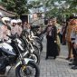 Kapolres Demak AKBP Samel, meninjau kesiapan kendaraan dan personil dalam Operasi Patuh Candi, di Lapangan Wicaksana Laghawa Polres Demak, Senin (26/10/2026).