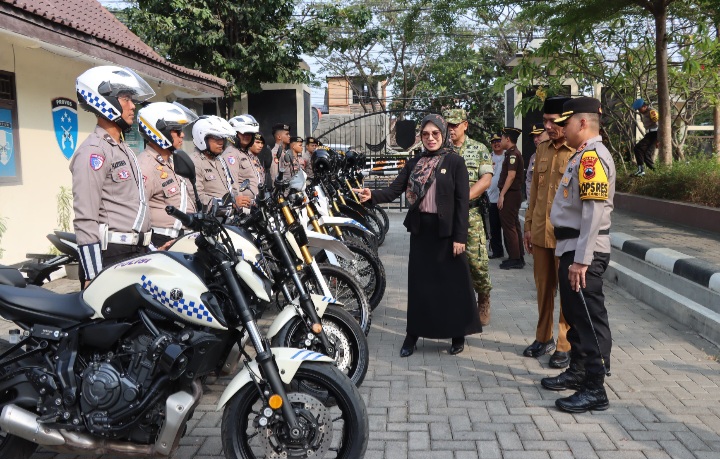 Kapolres Demak AKBP Samel, meninjau kesiapan kendaraan dan personil dalam Operasi Patuh Candi, di Lapangan Wicaksana Laghawa Polres Demak, Senin (26/10/2026).
