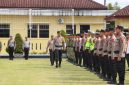 Kapolres Wonosobo, AKBP Ricky Pripurna Atmaja, memeriksa personil dalam Apel Gelar Pasukan Operasi Patuh Candi 2026 pada Senin (26/10/2026).