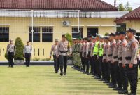 Kapolres Wonosobo, AKBP Ricky Pripurna Atmaja, memeriksa personil dalam Apel Gelar Pasukan Operasi Patuh Candi 2026 pada Senin (26/10/2026).