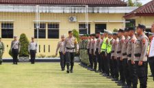 Kapolres Wonosobo, AKBP Ricky Pripurna Atmaja, memeriksa personil dalam Apel Gelar Pasukan Operasi Patuh Candi 2026 pada Senin (26/10/2026).