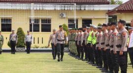 Kapolres Wonosobo, AKBP Ricky Pripurna Atmaja, memeriksa personil dalam Apel Gelar Pasukan Operasi Patuh Candi 2026 pada Senin (26/10/2026).