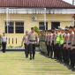 Kapolres Wonosobo, AKBP Ricky Pripurna Atmaja, memeriksa personil dalam Apel Gelar Pasukan Operasi Patuh Candi 2026 pada Senin (26/10/2026).
