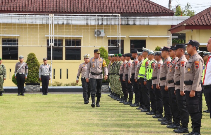 Kapolres Wonosobo, AKBP Ricky Pripurna Atmaja, memeriksa personil dalam Apel Gelar Pasukan Operasi Patuh Candi 2026 pada Senin (26/10/2026).