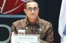 Kepala Eksekutif Pengawas Pasar Modal, Keuangan Derivatif, dan Bursa Karbon OJK, Hasan Fawzi dalam jumpa pers bersama direksi BEI di Gedung BEI Jakarta, Senin (26/10/2026).
