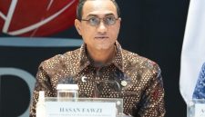 Kepala Eksekutif Pengawas Pasar Modal, Keuangan Derivatif, dan Bursa Karbon OJK, Hasan Fawzi dalam jumpa pers bersama direksi BEI di Gedung BEI Jakarta, Senin (26/10/2026).
