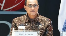 Kepala Eksekutif Pengawas Pasar Modal, Keuangan Derivatif, dan Bursa Karbon OJK, Hasan Fawzi dalam jumpa pers bersama direksi BEI di Gedung BEI Jakarta, Senin (26/10/2026).
