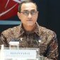 Kepala Eksekutif Pengawas Pasar Modal, Keuangan Derivatif, dan Bursa Karbon OJK, Hasan Fawzi dalam jumpa pers bersama direksi BEI di Gedung BEI Jakarta, Senin (26/10/2026).
