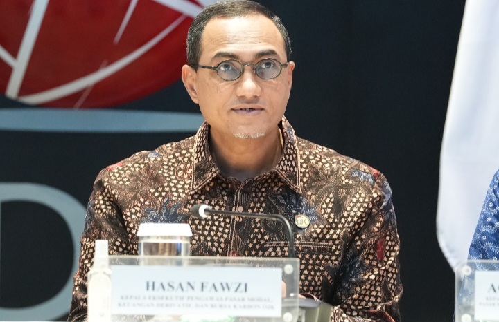 Kepala Eksekutif Pengawas Pasar Modal, Keuangan Derivatif, dan Bursa Karbon OJK, Hasan Fawzi dalam jumpa pers bersama direksi BEI di Gedung BEI Jakarta, Senin (26/10/2026).
