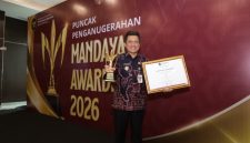 Bupati Wonosobo, Afif Nurhidayat menerima penghargaan Mandaya Awards 2026, yang diselenggarakan Kementerian Koordinator Bidang Pemberdayaan Masyarakat Republik Indonesia di Ballroom Plaza Jamsostek, Jakarta Selatan, Selasa (27/10/2026).