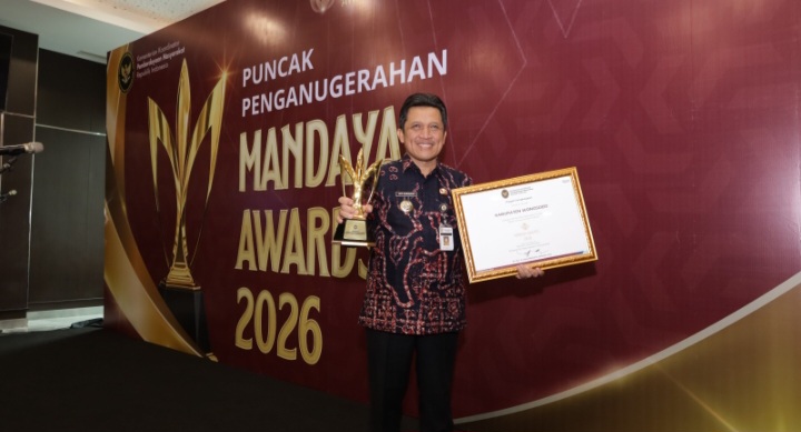Bupati Wonosobo, Afif Nurhidayat menerima penghargaan Mandaya Awards 2026, yang diselenggarakan Kementerian Koordinator Bidang Pemberdayaan Masyarakat Republik Indonesia di Ballroom Plaza Jamsostek, Jakarta Selatan, Selasa (27/10/2026).