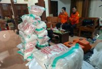 Bantuan logistik untuk para relawan dan masyarakat yang terlibat dalam pemadaman karhutla Gunung Lawu.