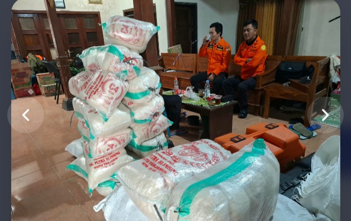 Bantuan logistik untuk para relawan dan masyarakat yang terlibat dalam pemadaman karhutla Gunung Lawu.