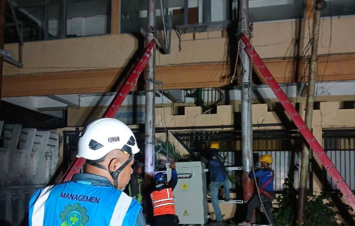 Petugas PLN mengedepankan kecepatan respons, ketelitian, dan keselamatan sebagai prinsip utama dalam menjalankan tugas.
