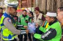 Anggota Satlantas Polres Demak 
 mengedukasi Pengemudi Ojol yentang keselamatan berkendara.
