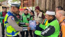 Anggota Satlantas Polres Demak 
 mengedukasi Pengemudi Ojol yentang keselamatan berkendara.
