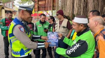 Anggota Satlantas Polres Demak 
 mengedukasi Pengemudi Ojol yentang keselamatan berkendara.
