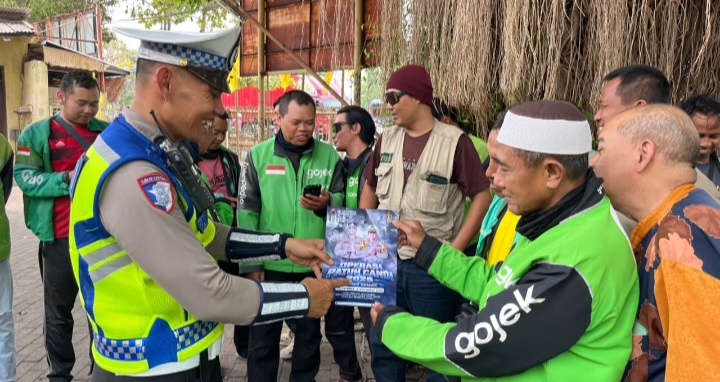Anggota Satlantas Polres Demak 
 mengedukasi Pengemudi Ojol yentang keselamatan berkendara.
