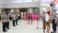 Kapolres Demak, AKBP Samel memimpin upacara serah terima jabatan (Sertijab) di Aula Wicaksana Laghawa Polres Demak, Kamis (29/10/2026).
