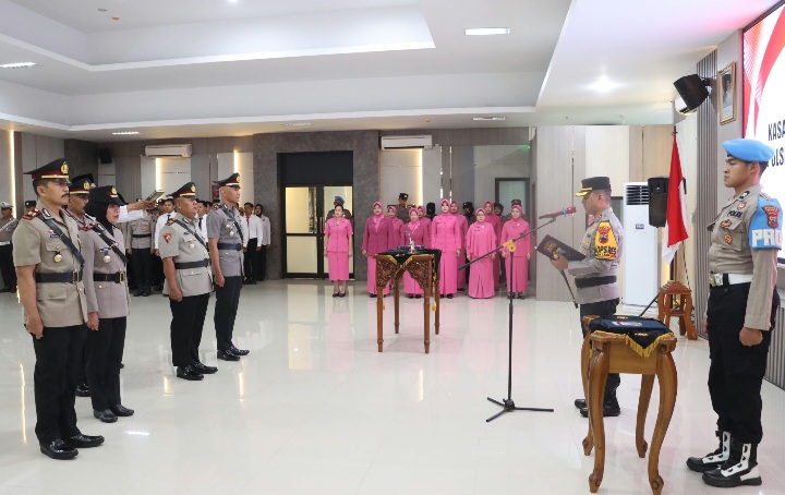 Kapolres Demak, AKBP Samel memimpin upacara serah terima jabatan (Sertijab) di Aula Wicaksana Laghawa Polres Demak, Kamis (29/10/2026).