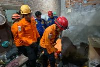 Tim SAR mengevakuasi jasad nenek Tuminah yang terjatuh ke dalam sumur di rumahnya di Jalan Kenconowungu Tengah III, RT 03/RW 05, Kelurahan Karangayu, Kecamatan Semarang Barat, Kota Semarang, pada Kamis (29/10/2026).