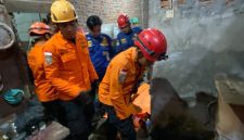 Tim SAR mengevakuasi jasad nenek Tuminah yang terjatuh ke dalam sumur di rumahnya di Jalan Kenconowungu Tengah III, RT 03/RW 05, Kelurahan Karangayu, Kecamatan Semarang Barat, Kota Semarang, pada Kamis (29/10/2026).