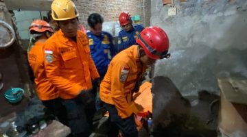 Tim SAR mengevakuasi jasad nenek Tuminah yang terjatuh ke dalam sumur di rumahnya di Jalan Kenconowungu Tengah III, RT 03/RW 05, Kelurahan Karangayu, Kecamatan Semarang Barat, Kota Semarang, pada Kamis (29/10/2026).