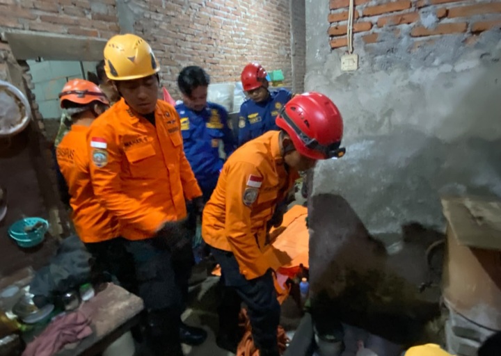 Tim SAR mengevakuasi jasad nenek Tuminah yang terjatuh ke dalam sumur di rumahnya di Jalan Kenconowungu Tengah III, RT 03/RW 05, Kelurahan Karangayu, Kecamatan Semarang Barat, Kota Semarang, pada Kamis (29/10/2026).