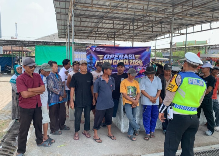 Anggota Satlantas Polres Demak mengedukasi mayarakat di kawasan pangkalan kusir kuda, Demak Kota, Jumat (30/10/2026).